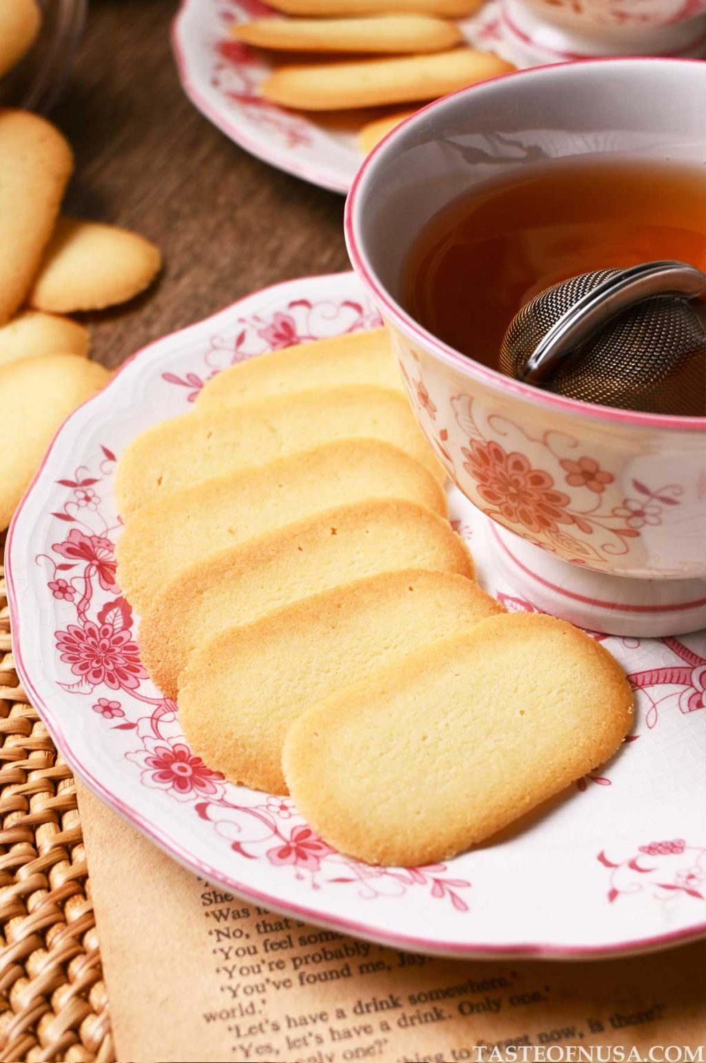 kue lidah kucing (langues de chat or cat tongue cookies)